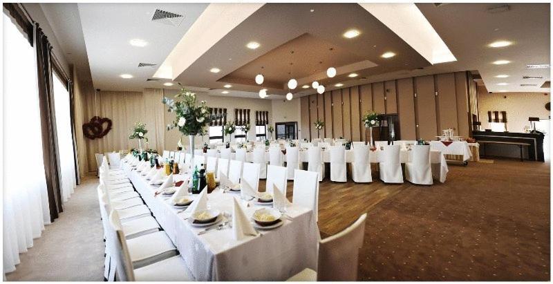 Hotel Esperanto Świdnica Buitenkant foto